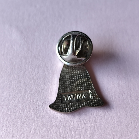 4/$20💥Vintage Red Dress Symbol Lapel Pin Metal Collectible - Picture 2 of 3